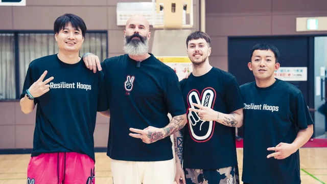 BobとNolanを招いたキャンプでのコーチ陣の集合写真