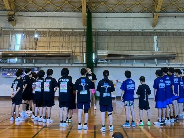 祐川の話に耳を傾ける子どもたち。普段の指導風景